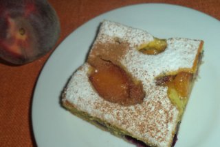 Pandispan cu mac, piersici si struguri negri