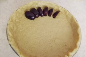 Tarta cu prune si alune de padure