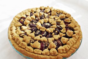 Tarta cu prune si alune de padure