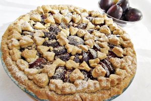 Tarta cu prune si alune de padure
