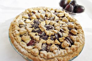 Tarta cu prune si alune de padure