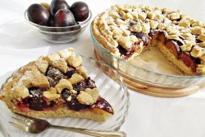 Tarta cu prune si alune de padure