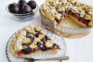 Tarta cu prune si alune de padure