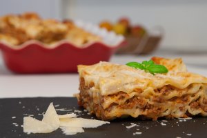Vezi si reteta video pentru Lasagna cu Carne: Reteta savuroasa si usor de pregatit pentru o cina in familie