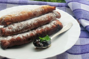 Langosi cu dulceata de visine