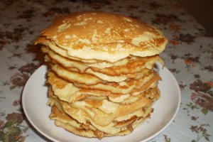 Pancakes cu dulceata de afine si inghetata