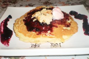 Pancakes cu dulceata de afine si inghetata
