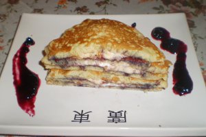 Pancakes cu dulceata de afine si inghetata