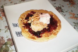 Pancakes cu dulceata de afine si inghetata
