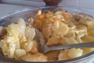 Cartofi cu carnati si branza la cuptor