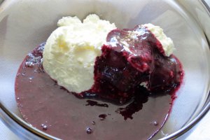 Desert cu branza pufoasa si afine