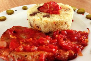 Ceafa de porc in sos de rosii si usturoi