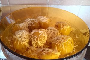 Cartofi noi  intregi la cuptor