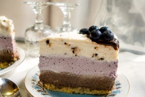 Tort cu ciocolata si afine