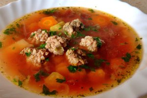 Ciorba de perisoare cu sfecla rosie si legume
