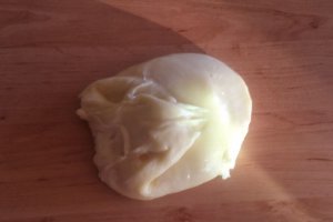 Rulada de cascaval cu ardei copti si masline