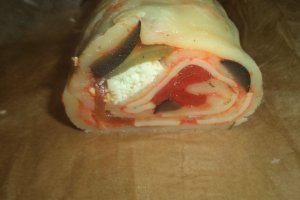 Rulada de cascaval cu ardei copti si masline