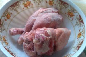 Pulpe de pui cu sos de rosii
