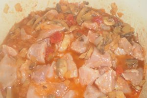 Gulas de porc cu branza si ciuperci