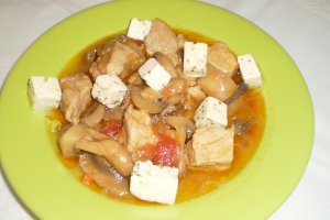 Gulas de porc cu branza si ciuperci