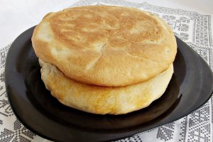 Placinte cu varza si carnati