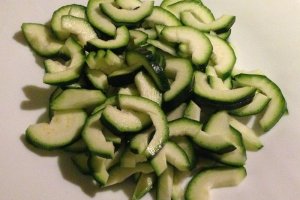 Mancare de pui cu mazare si zucchini