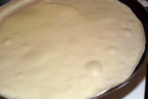 Clatite pufoase reteta cu inghetata asortata si sos de zmeura