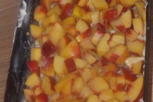 Prajitura rasturnata cu nectarine si biscuiti