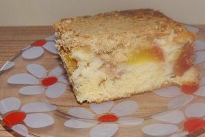 Prajitura rasturnata cu nectarine si biscuiti