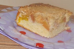 Prajitura rasturnata cu nectarine si biscuiti