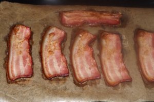 Melcisiori si conopida gratinate, sub crusta de bacon