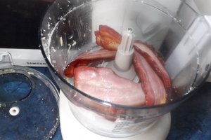 Melcisiori si conopida gratinate, sub crusta de bacon