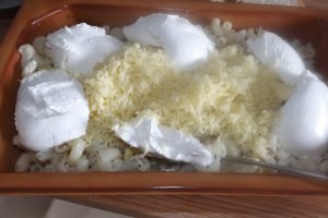 Melcisiori si conopida gratinate, sub crusta de bacon