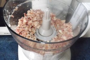 Melcisiori si conopida gratinate, sub crusta de bacon