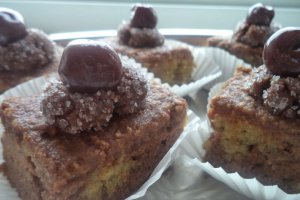 Deliciu cu nuca, ciocolata si visine