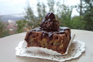 Deliciu cu nuca, ciocolata si visine