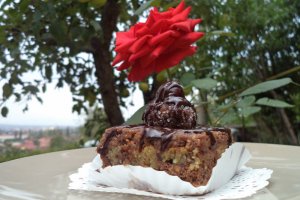 Deliciu cu nuca, ciocolata si visine
