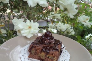 Deliciu cu nuca, ciocolata si visine