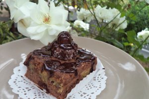Deliciu cu nuca, ciocolata si visine