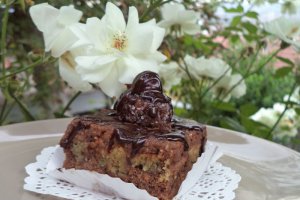 Deliciu cu nuca, ciocolata si visine