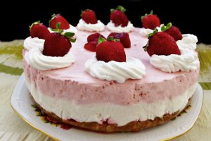 Desert cheesecake cu capsuni