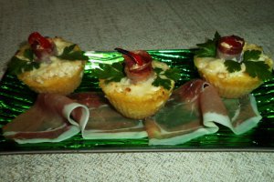 Mamaliga cu branza, salam si sunca la cuptor