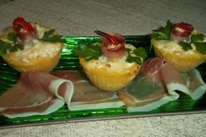 Mamaliga cu branza, salam si sunca la cuptor