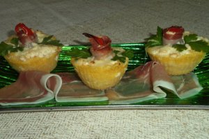 Mamaliga cu branza, salam si sunca la cuptor