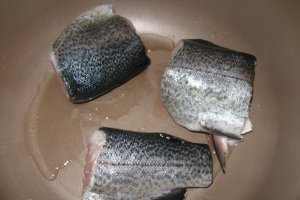 Pastrav cu legume in sos de rosii