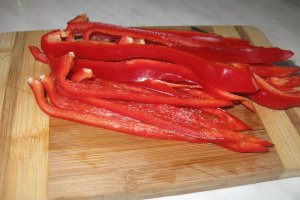 Pastrav cu legume in sos de rosii