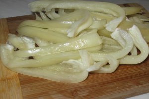 Pastrav cu legume in sos de rosii
