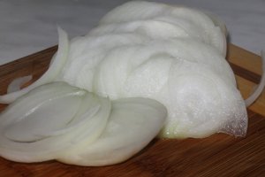 Pastrav cu legume in sos de rosii