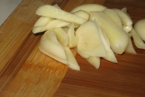 Pastrav cu legume in sos de rosii