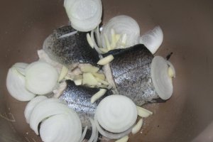 Pastrav cu legume in sos de rosii